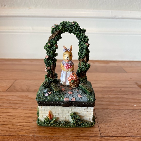 Trinket box with bunny and garden arch with slight damage on back - Picture 1 of 10